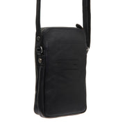 
Tailored Rib Cuffs & Hem Craftsmanship Construction Detail on Alesund 풀그레인 천연 가죽 Phone Bag