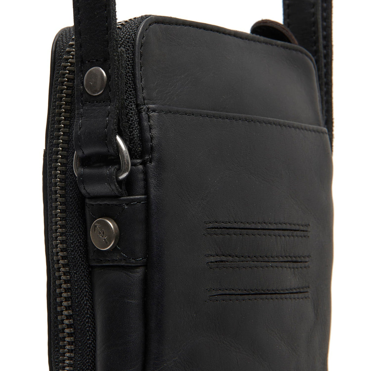 
Alesund 풀그레인 천연 가죽 Phone Bag - 입체 소매 커팅과 슬림 테이퍼드 핏을 보여주는 측면 뷰