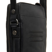
Alesund 풀그레인 천연 가죽 Phone Bag - 입체 소매 커팅과 슬림 테이퍼드 핏을 보여주는 측면 뷰