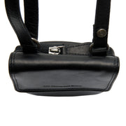 
클로즈업 상세 of Classic Collar & Heavy-Duty Zipper Hardware on Langley 풀그레인 천연 가죽 Phone Bag