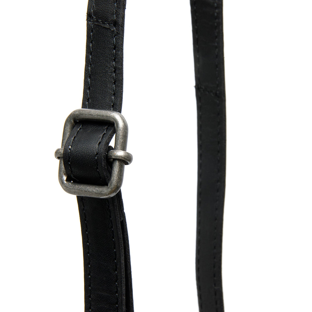 
Tailored Rib Cuffs & Hem Craftsmanship Construction Detail on Langley 풀그레인 천연 가죽 Phone Bag