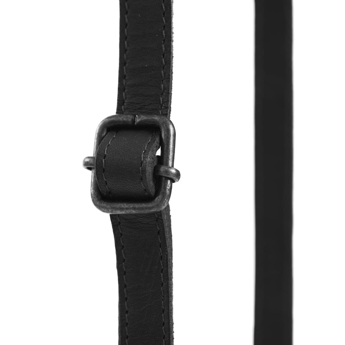
Tailored Rib Cuffs & Hem Craftsmanship Construction Detail on Malaga 풀그레인 천연 가죽 Phone Bag