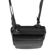 
착용 핏 뷰:  Malaga 풀그레인 천연 가죽 Phone Bag 모델 착용 (자연광 드레이프 핏)