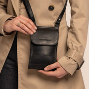 
Classic 100% Full-Grain leather Goods - 어깨 라인과 깔끔한 밑단이 돋보이는 뒷면 뷰