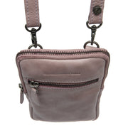 Close-Up Detail of Classic Collar &amp; Heavy-Duty Zipper Hardware on Salta Full-Grain Leather Phone Bag 여성용