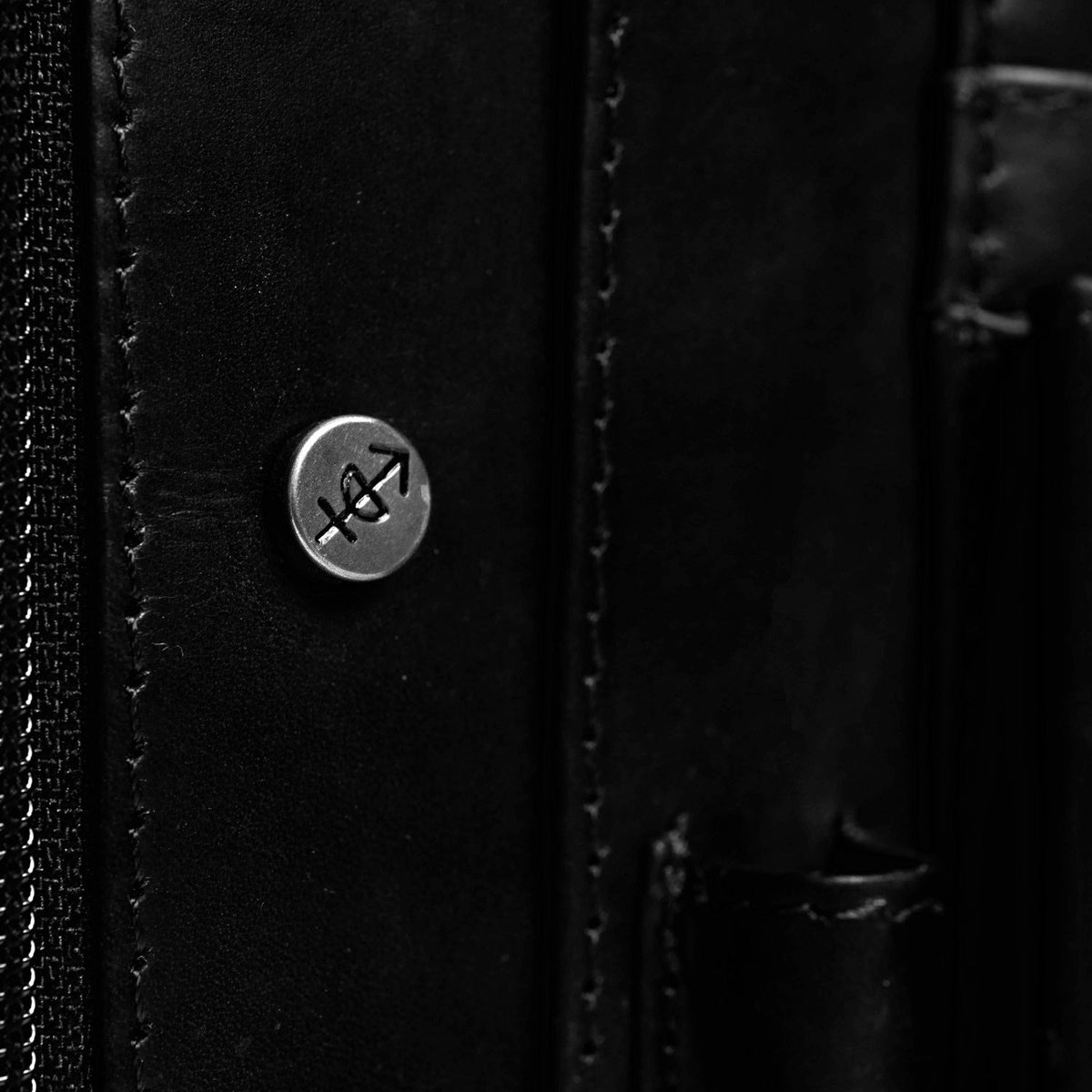 Leather Portfolio Barnet 여성용 - Lateral Side Profile View Showing Sleeve Cut &amp; Athletic Taper Fit