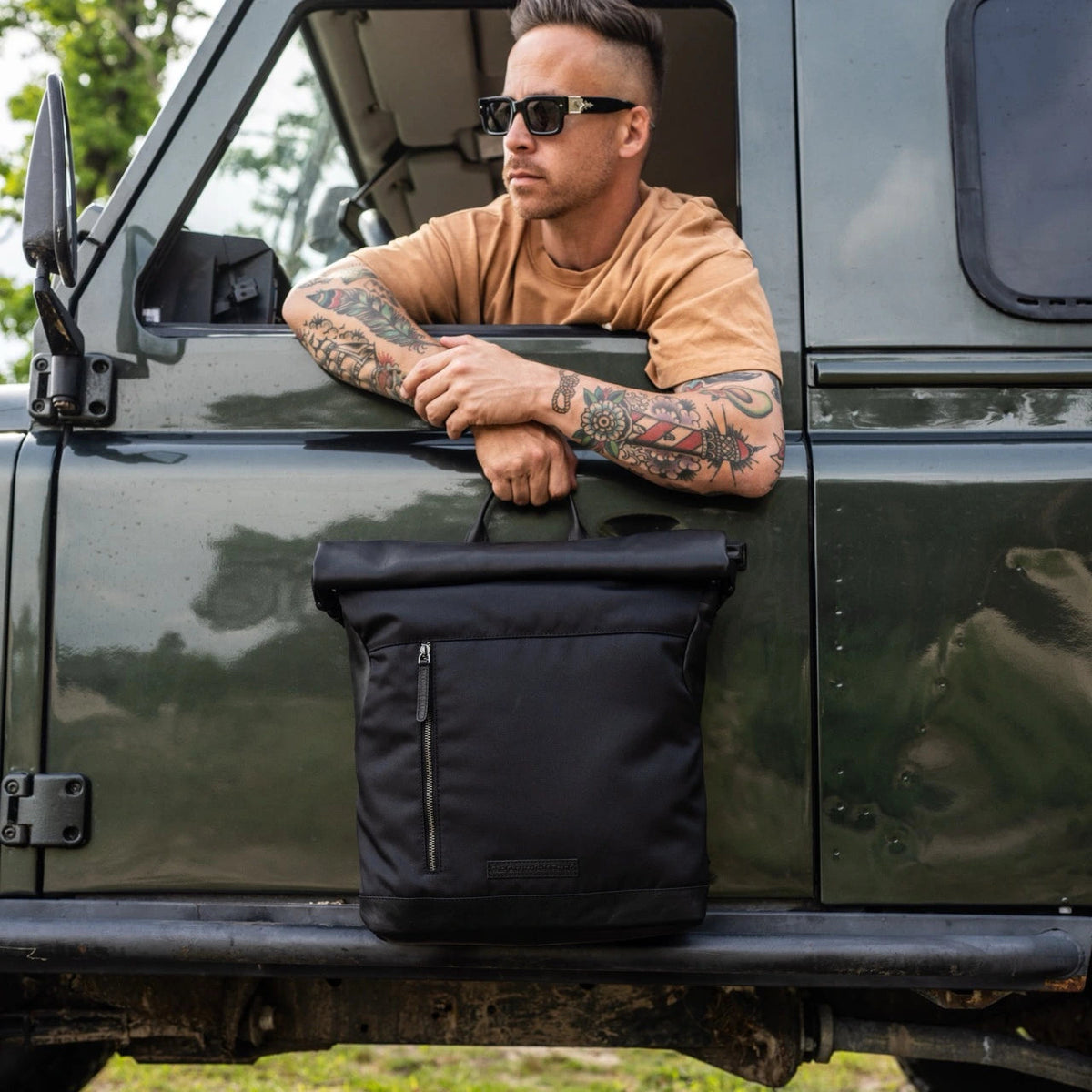 Bornholm Full-Grain Leather Roll-top Backpack 여성용 - Structured Side Profile Showing Gusset Depth &amp; Expansion Capacity