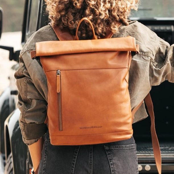 Mazara Full-Grain Leather Roll-top Backpack 여성용 – alternate product view 2