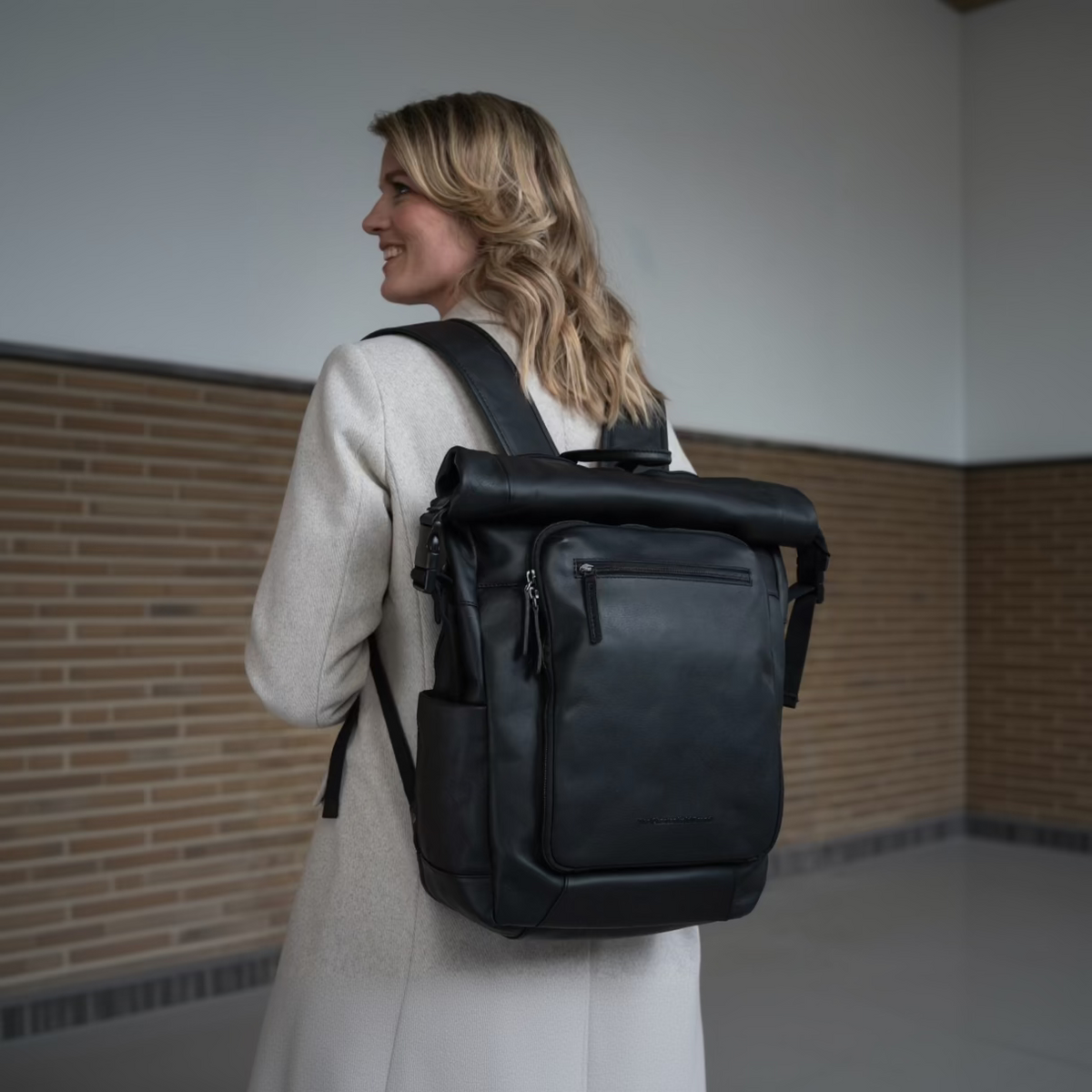 Remo Full-Grain Leather Roll-top Backpack 여성용 - Structured Side Profile Showing Gusset Depth &amp; Expansion Capacity