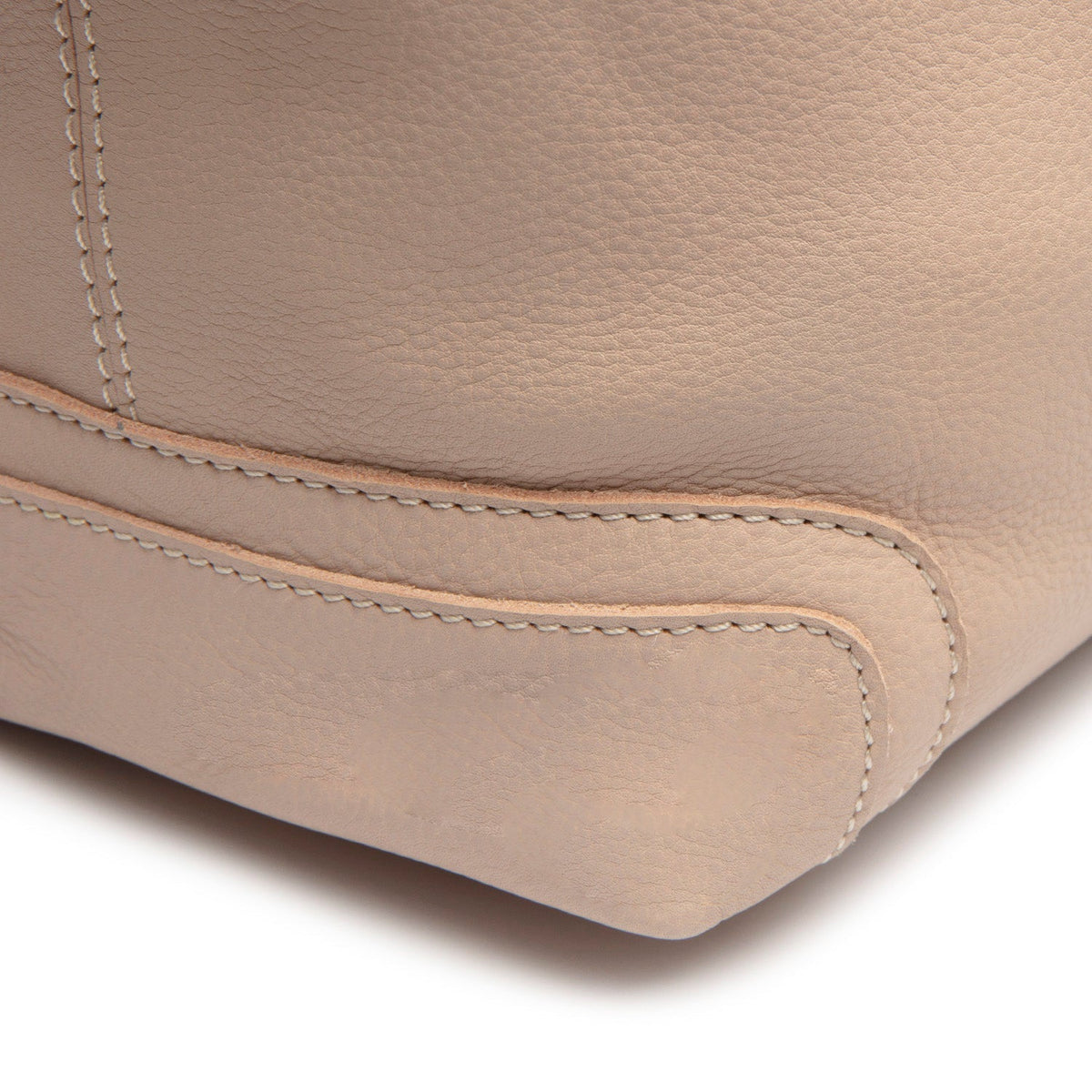 Solid Antique Brass Hardware &amp; Heavy-Duty Dual Zipper Detail on Astero Full-Grain Leather Shoulder Bag 여성용