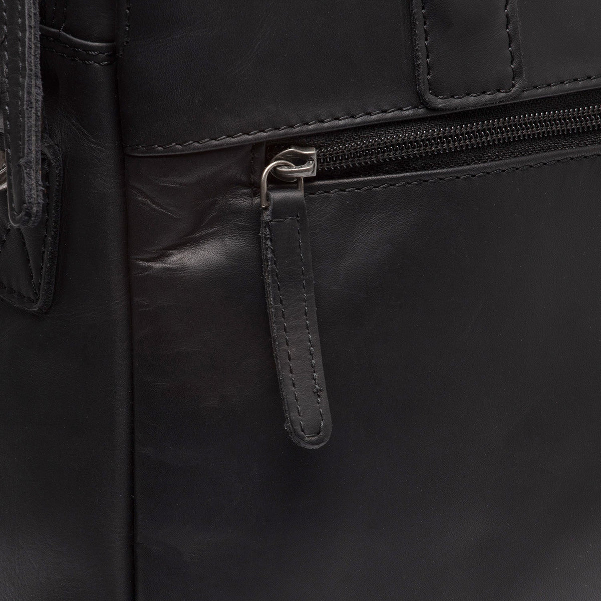 
내부 라이닝 뷰 Showing Dedicated Padded Laptop Sleeve & Multi-Compartment Organization