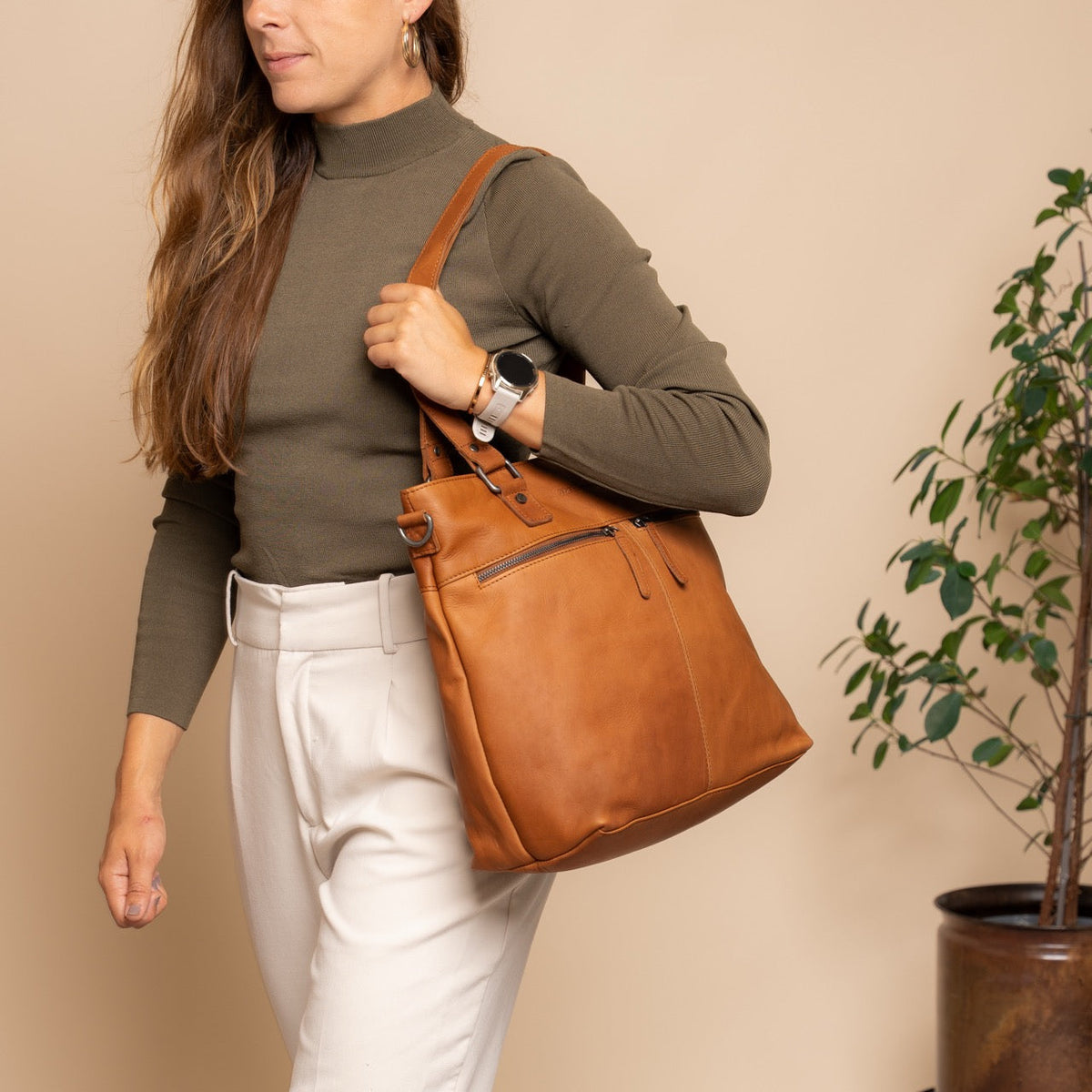 Rome Full-Grain Leather Shoulder Bag 여성용 - Structured Side Profile Showing Gusset Depth &amp; Expansion Capacity