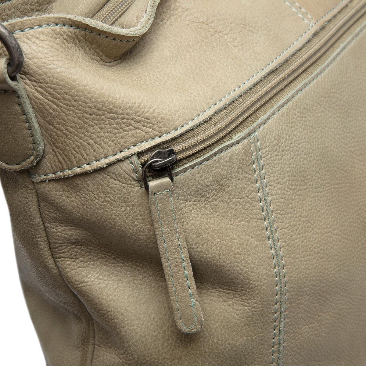 Classic 100% Full-Grain leather Bag - 보강된 가죽 스트랩과 정교한 스티칭이 돋보이는 후면 뷰