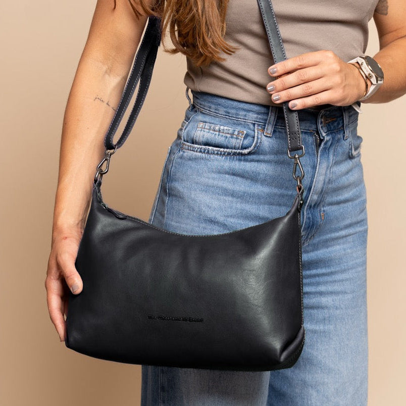 
Classic 100% Full-Grain leather Bag - 보강된 가죽 스트랩과 정교한 스티칭이 돋보이는 후면 뷰