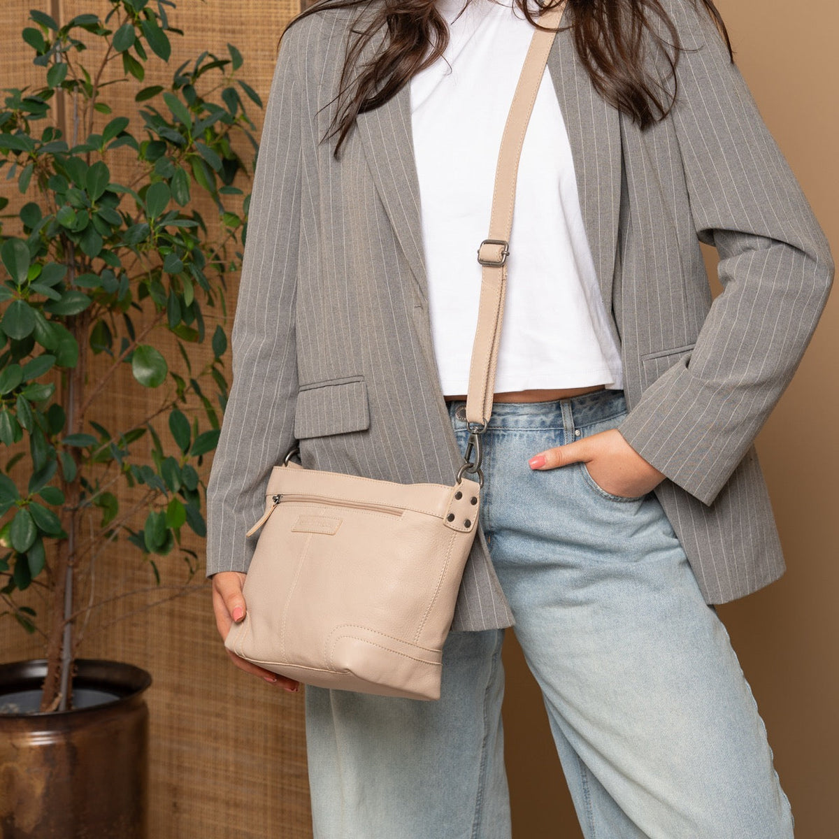 Zarita Full-Grain Leather Shoulder Bag 여성용 - Structured Side Profile Showing Gusset Depth &amp; Expansion Capacity