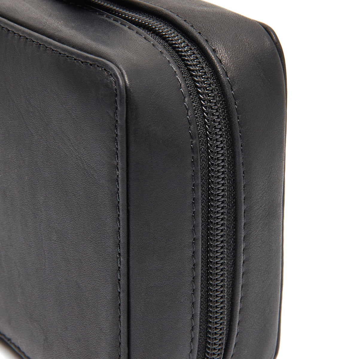 Close-Up Detail of Classic Collar &amp; Heavy-Duty Zipper Hardware on Leather Tech-Organizer Ardan 여성용