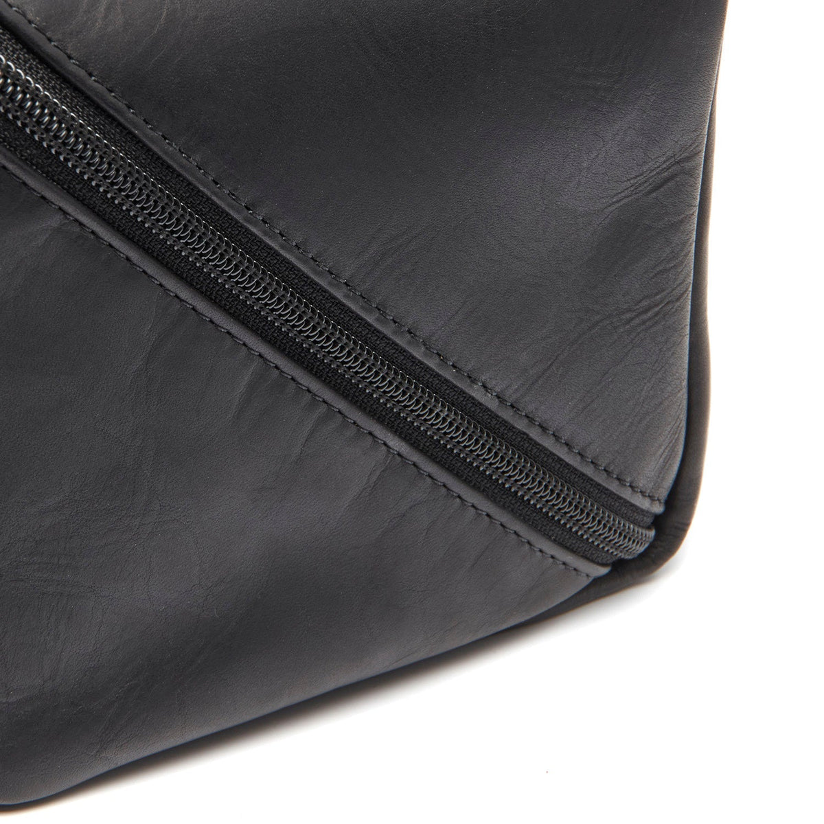 
클로즈업 상세 of Classic Collar & Heavy-Duty Zipper Hardware on Elmia 가죽 세면도구 파우치