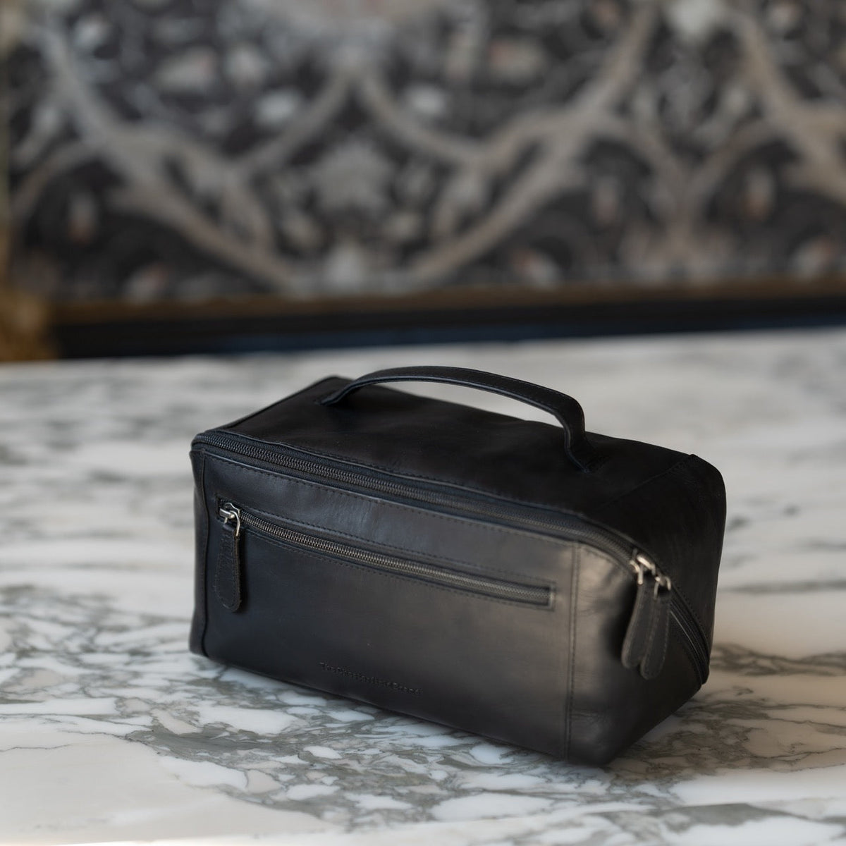 
Classic 100% Full-Grain leather Goods - 어깨 라인과 깔끔한 밑단이 돋보이는 뒷면 뷰
