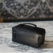 
Classic 100% Full-Grain leather Goods - 어깨 라인과 깔끔한 밑단이 돋보이는 뒷면 뷰