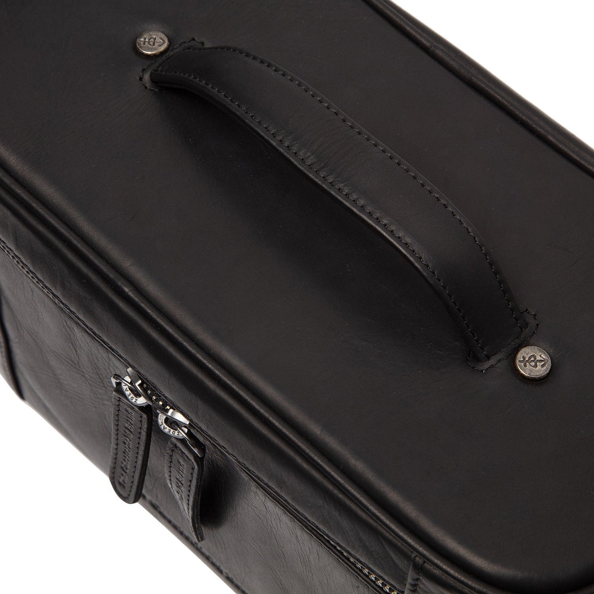 Close-Up Detail of Classic Collar &amp; Heavy-Duty Zipper Hardware on Limone Full-Grain Leather Toiletry Bag 여성용