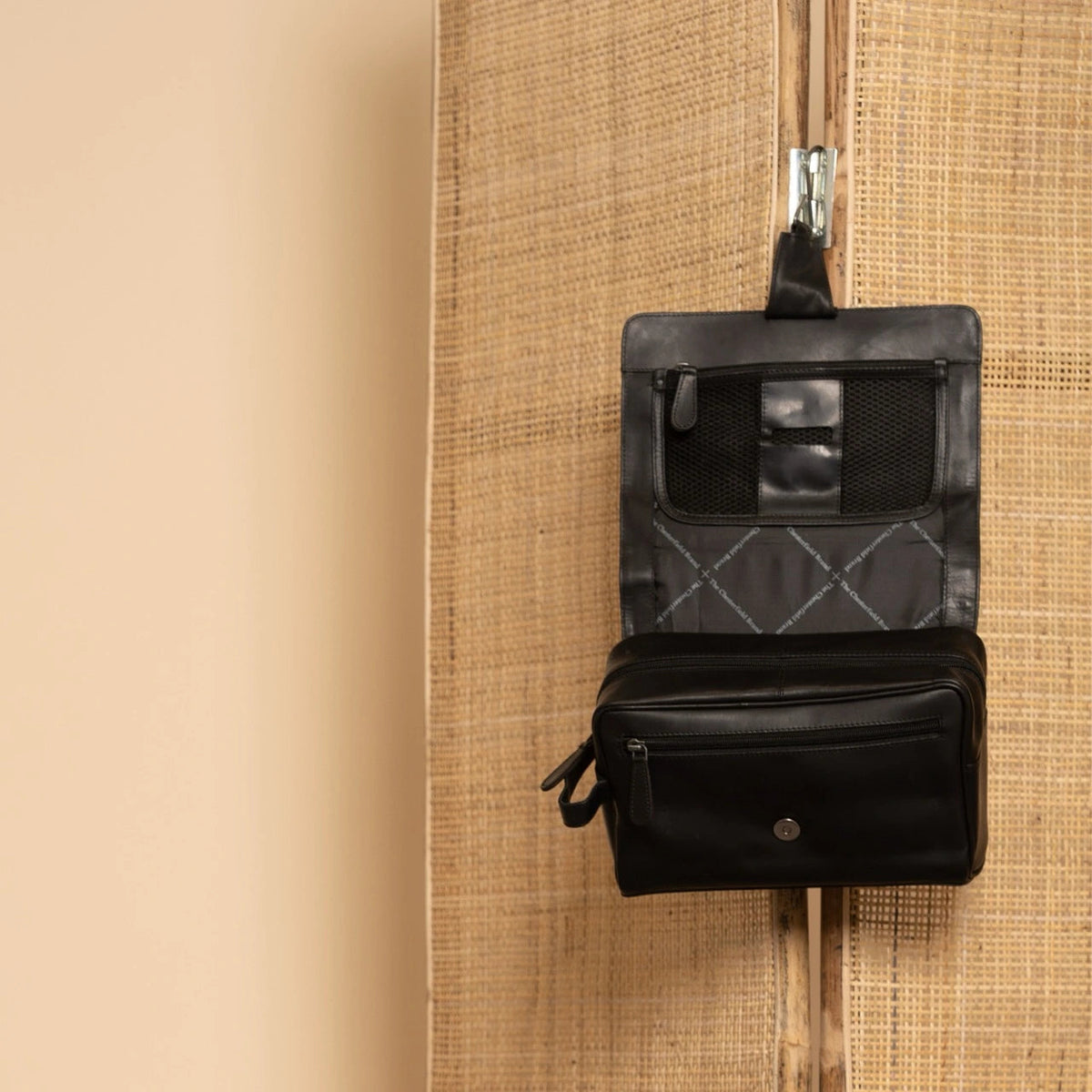 Rosario Full-Grain Leather Toiletry Bag 여성용 - Lateral Side Profile View Showing Sleeve Cut &amp; Athletic Taper Fit