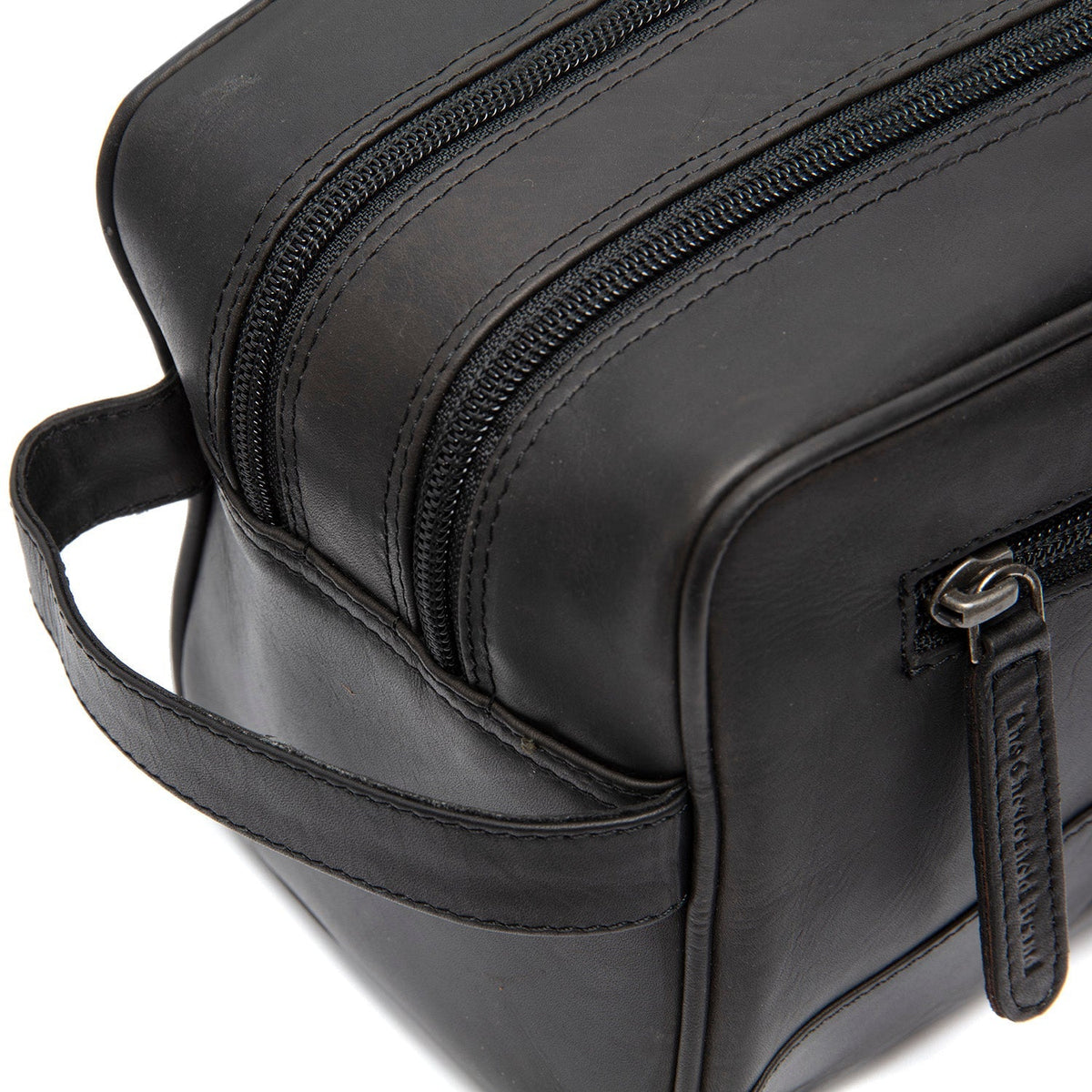 Close-Up Detail of Classic Collar &amp; Heavy-Duty Zipper Hardware on Stacey Full-Grain Leather Toiletry Bag 여성용