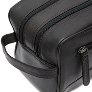 Close-Up Detail of Classic Collar &amp; Heavy-Duty Zipper Hardware on Stacey Full-Grain Leather Toiletry Bag 여성용