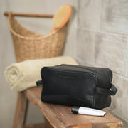 Stacey Full-Grain Leather Toiletry Bag 여성용 - Lateral Side Profile View Showing Sleeve Cut &amp; Athletic Taper Fit