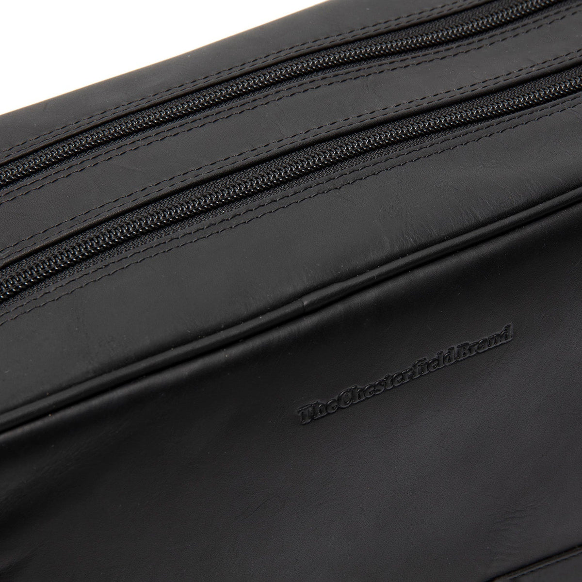 Close-Up Detail of Classic Collar &amp; Heavy-Duty Zipper Hardware on Stefan Full-Grain Leather Toiletry Bag 여성용