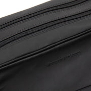 Close-Up Detail of Classic Collar &amp; Heavy-Duty Zipper Hardware on Stefan Full-Grain Leather Toiletry Bag 여성용