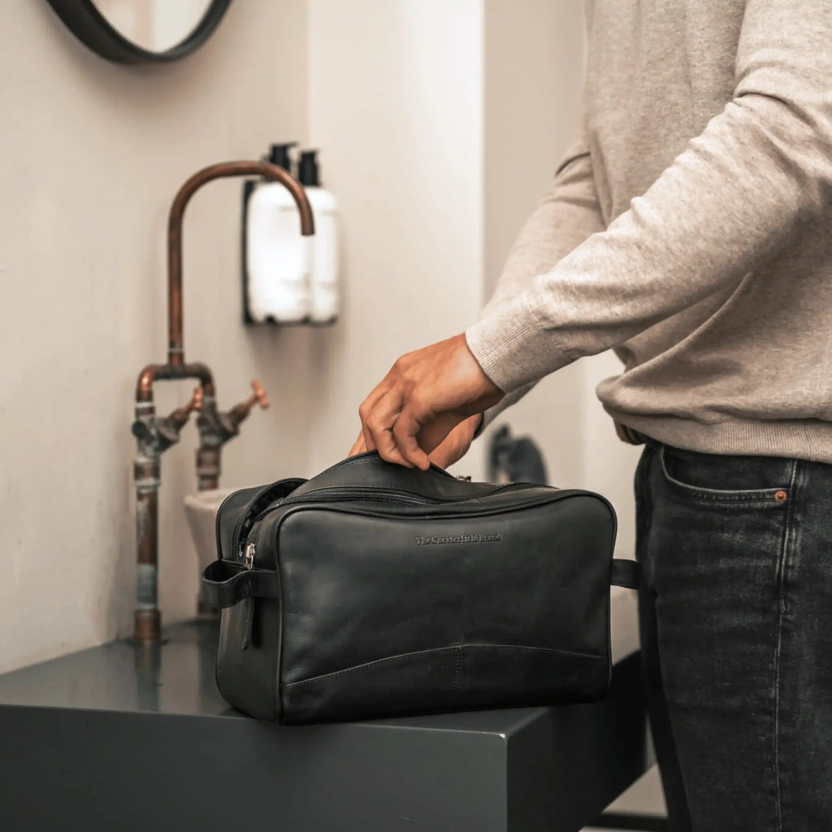 Stefan Full-Grain Leather Toiletry Bag 여성용 - Lateral Side Profile View Showing Sleeve Cut &amp; Athletic Taper Fit