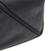 Close-Up Detail of Classic Collar &amp; Heavy-Duty Zipper Hardware on Trevia Full-Grain Leather Toiletry Bag 여성용