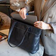
Solid Antique Brass Hardware & Heavy-Duty Dual Zipper Detail on Osira 가죽 토트백