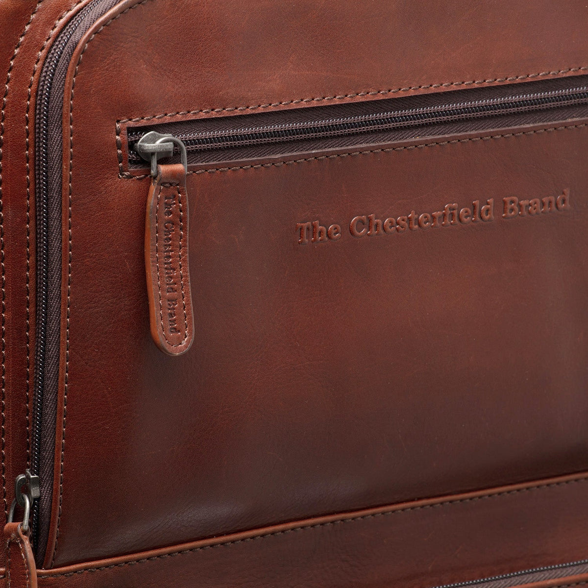 Close-Up Detail of Classic Collar &amp; Heavy-Duty Zipper Hardware on Leather Trolley San Marino 여성용