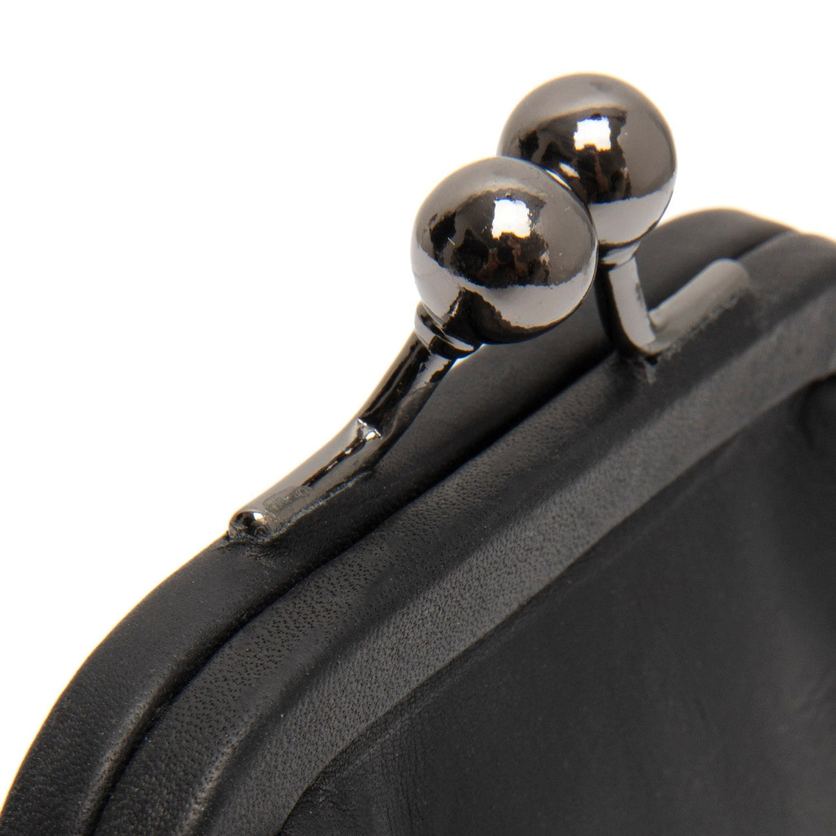 
Solid Antique Brass Hardware & Heavy-Duty Dual Zipper Detail on Calvia 천연 가죽 지갑