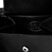 
Solid Antique Brass Hardware & Heavy-Duty Dual Zipper Detail on Harlem 천연 가죽 지갑