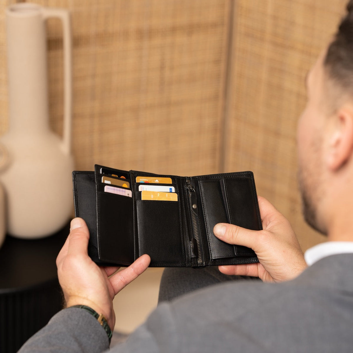 Leroy Full-Grain Leather Wallet 남성용 - Structured Side Profile Showing Gusset Depth &amp; Expansion Capacity