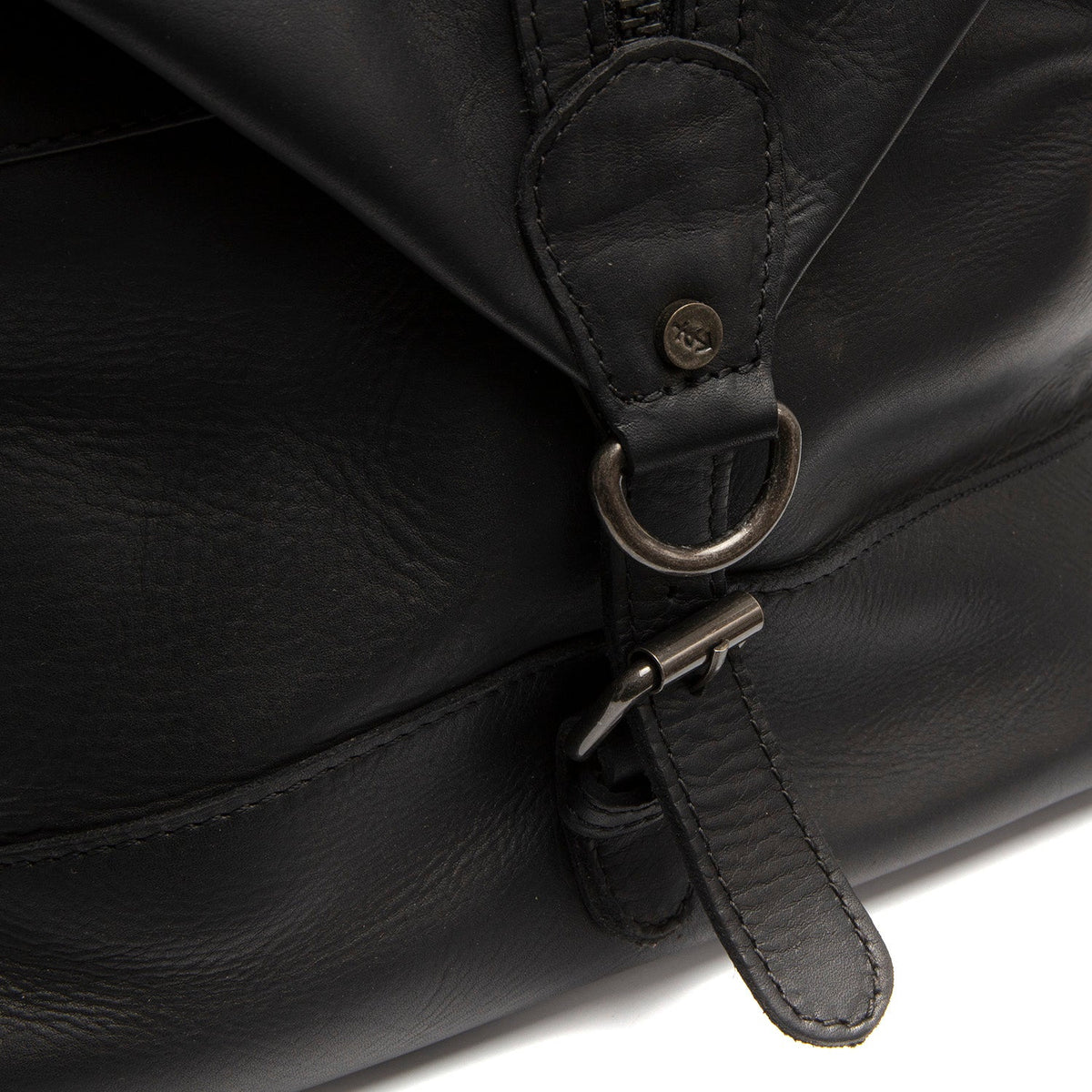 
Solid Antique Brass Hardware & Heavy-Duty Dual Zipper Detail on Portsmouth II 가죽 위켄더 여행 가방