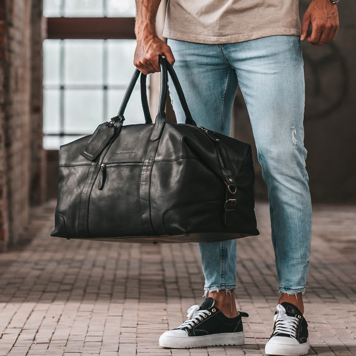
Classic 100% Full-Grain Leather Duffle Bag - 보강된 가죽 스트랩과 정교한 스티칭이 돋보이는 후면 뷰