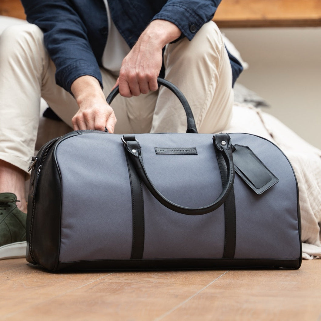 
Classic 100% Full-Grain Leather Duffle Bag - 보강된 가죽 스트랩과 정교한 스티칭이 돋보이는 후면 뷰