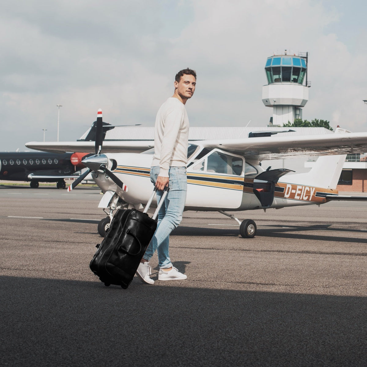 Leather Weekender Trolley Jayven 여성용 - Structured Side Profile Showing Gusset Depth &amp; Expansion Capacity