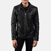Close-Up Detail of High neck with Belt &amp; Zipper Hardware on Men's Legacy 블랙 가죽 라이더 자켓 남성용
