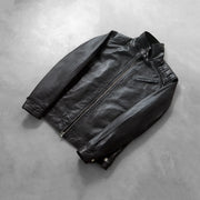 Button &amp; Hem Craftsmanship Construction Detail on Men's Legacy 블랙 가죽 라이더 자켓 남성용