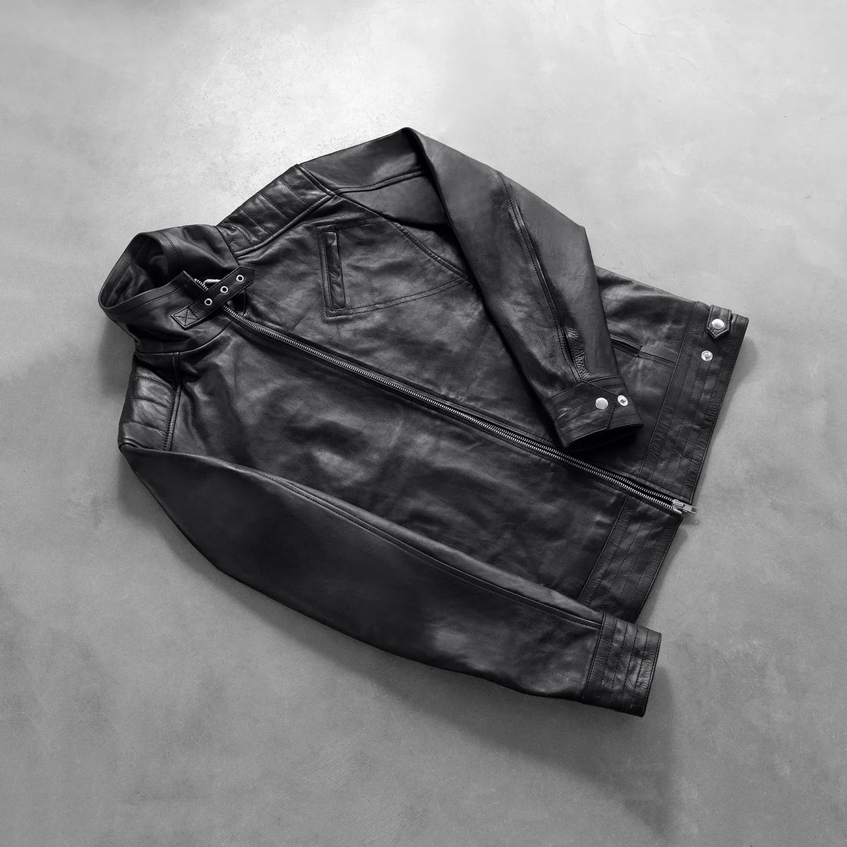 Styled Fit Perspective of Men's Legacy 블랙 가죽 라이더 자켓 남성용 on Model - Natural Daylight Drape