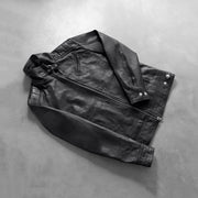 Styled Fit Perspective of Men's Legacy 블랙 가죽 라이더 자켓 남성용 on Model - Natural Daylight Drape