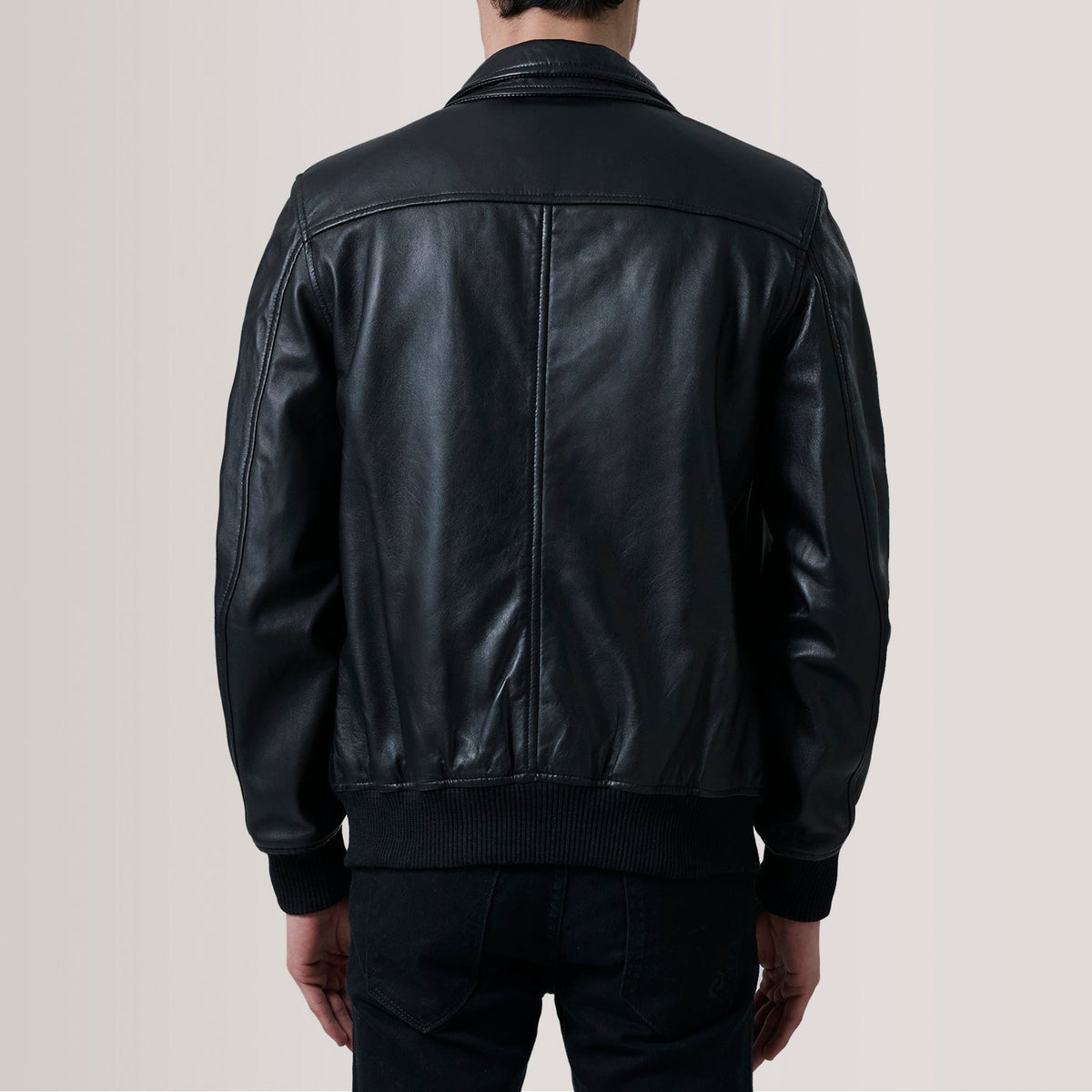 Close-Up Detail of Classic Collar &amp; Zipper Hardware on Lester 브라운 Suede 가죽 봄버 자켓 남성용 For Men