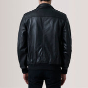 Close-Up Detail of Classic Collar &amp; Zipper Hardware on Lester 브라운 Suede 가죽 봄버 자켓 남성용 For Men
