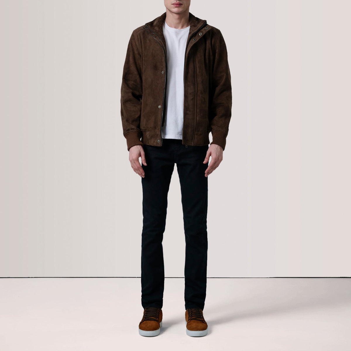 Styled Fit Perspective of Lester 브라운 Suede 가죽 봄버 자켓 남성용 For Men on Model - Natural Daylight Drape