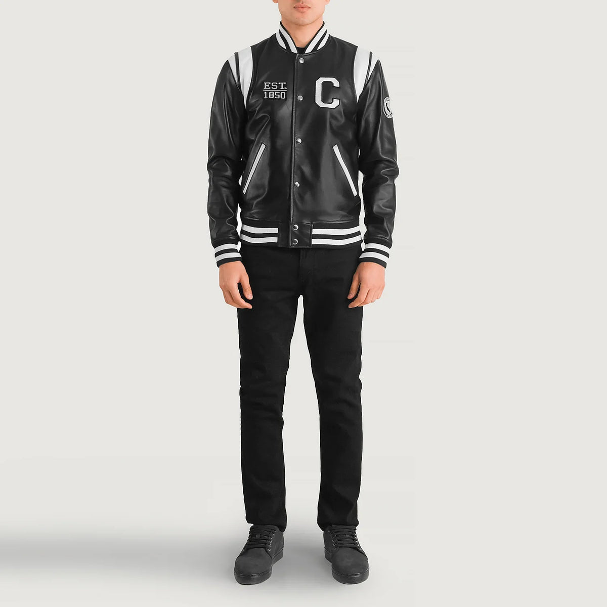 
Liberte California 블랙 Leather Varsity 가죽 자켓 남성용 - 입체 소매 커팅과 슬림 테이퍼드 핏을 보여주는 측면 뷰