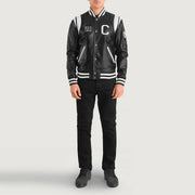 
Liberte California 블랙 Leather Varsity 가죽 자켓 남성용 - 입체 소매 커팅과 슬림 테이퍼드 핏을 보여주는 측면 뷰
